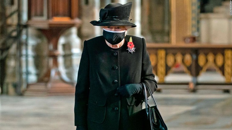 英国のエリザベス女王。公務で新型コロナウイルス予防策のマスクを着用している姿が初めて目撃された/Aaron Chown/AP