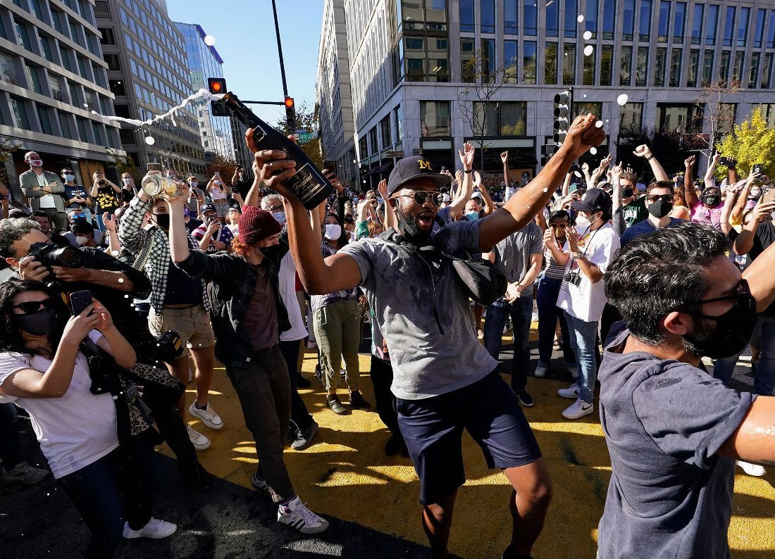 当選報道後に首都ワシントンのブラック・ライブズ・マター・プラザに集まる人々/Alex Brandon/AP