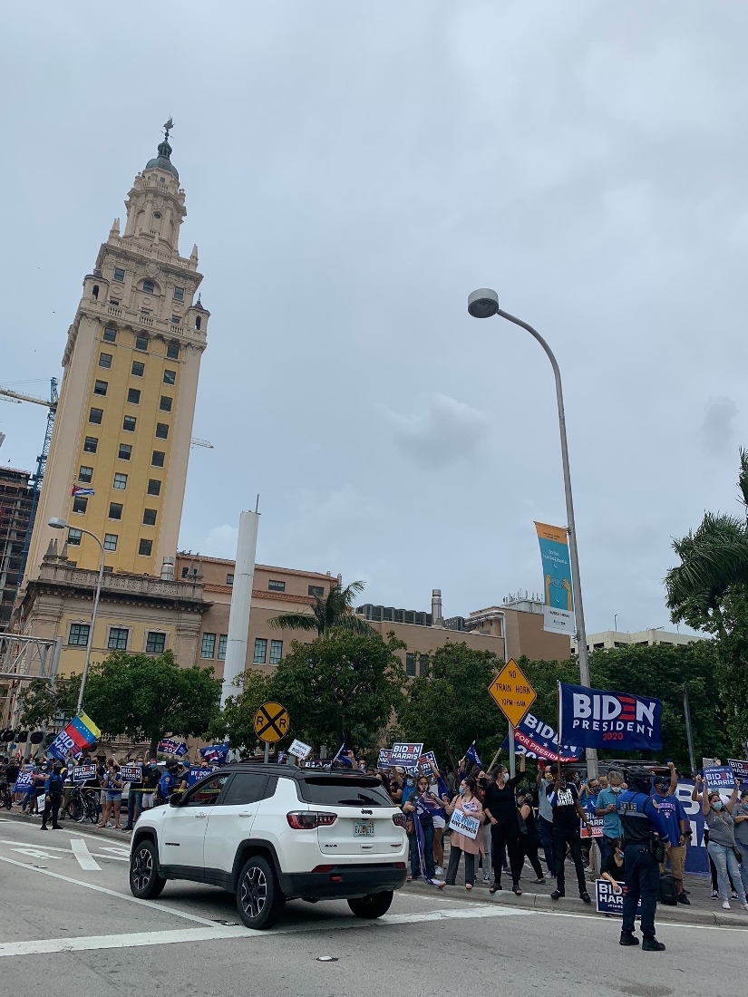 マイアミのフリーダムタワー前に集まるバイデン支持者。ここはキューバを脱出した人々を迎え入れる象徴とされる建物/CNN