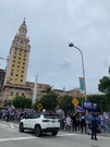 マイアミのフリーダムタワー前に集まるバイデン支持者。ここはキューバを脱出した人々を迎え入れる象徴とされる建物