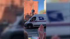 ブルックリンでは郵政公社（ＵＳＰＳ）の車がクラクションを鳴らして祝福