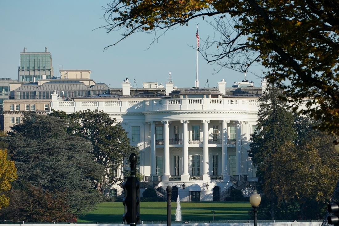 当選確実の報道後も沈黙するホワイトハウス/Steve Helber/AP