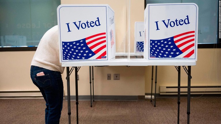 僅差の戦いが続く激戦州での開票が進むにつれ、「暫定票」に注目が集まり始めた/Andrew Caballero-Reynolds/AFP/Getty Images