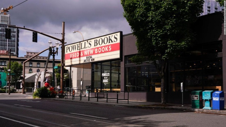 人気書店「パウエルズ・シティー・オブ・ブックス」。「書店のにおい」が楽しめるという香水を発売した/Rebecca Smeyne/Bloomberg/Getty Images