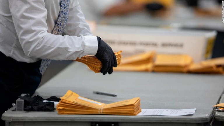 デトロイトの選管当局者が不在者投票を仕分けする様子＝４日/Elaine Cromie/Getty Images