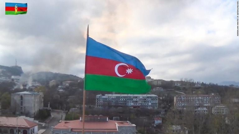 ナゴルノ・カラバフの要衝シュシャにひるがえるアゼルバイジャンの旗/Azerbaijani Ministry of Defence/Reuters