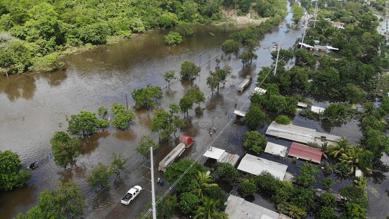 中米と米フロリダ州に上陸して被害をもたらした「エタ」に続き、観測史上最多となる２９個目の「シータ」が発生した/Yoseph Amaya/Getty Images