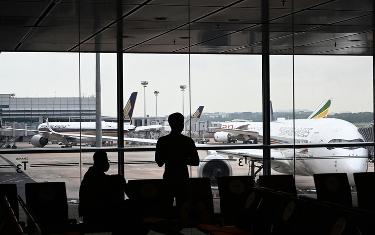 シンガポールのチャンギ国際空港。香港との渡航が近く隔離措置なしとなる見通しに/Roslan Rahman/AFP/Getty Images