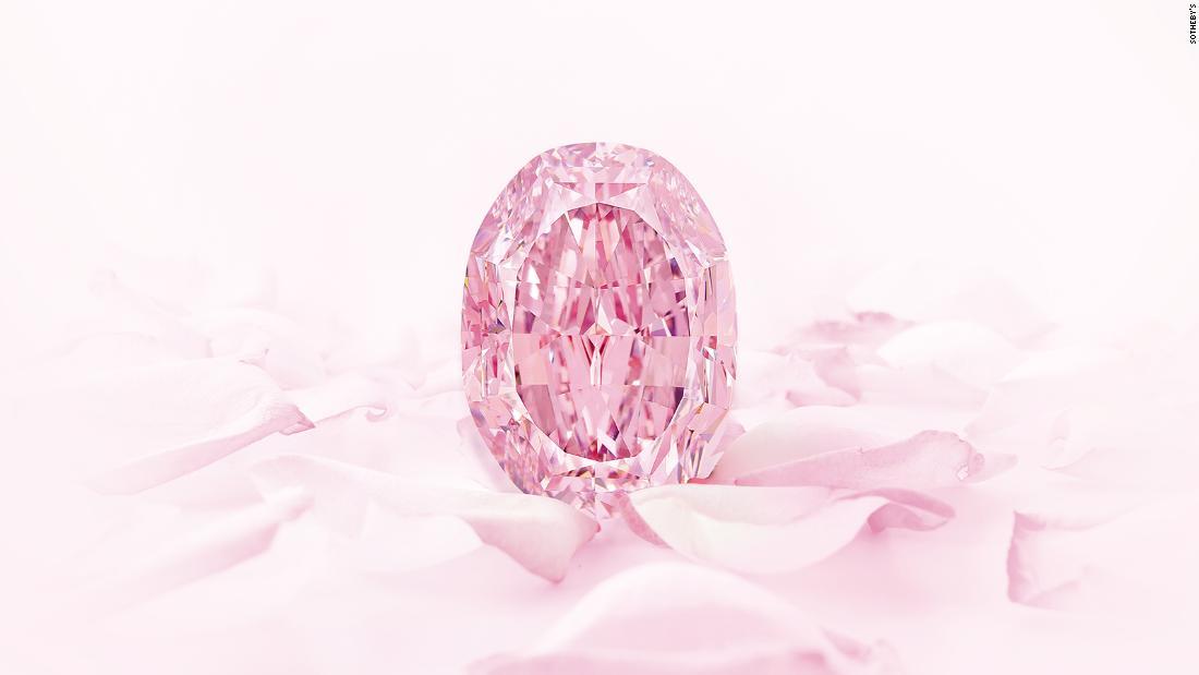 CNN.co.jp : 「超希少」なパープルピンクダイヤ、２８億円で落札 スイス