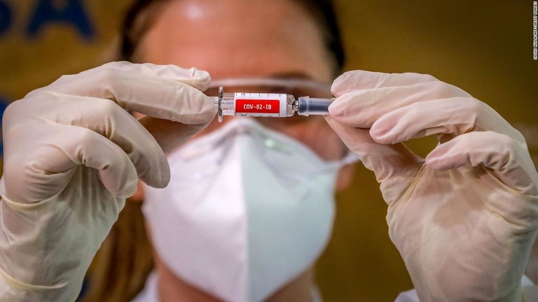 シノバック・バイオテックが開発したワクチンを手にする看護師＝８月、ブラジル南部ポルト・アレグレ/Silvio Avila/AFP/Getty Images