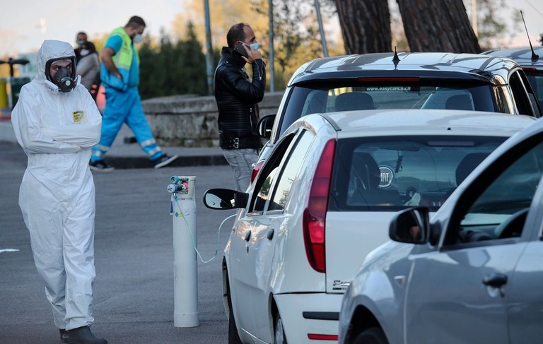 イタリアで感染疑いのある患者が病院に入れず、自分たちの車の中で治療を受ける事態に/ IPA/Sipa