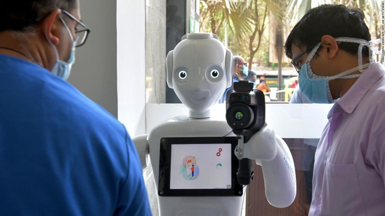 病院スタッフとともに新型コロナ患者のふるい分けに従事するロボット「ミトラ」/MANJUNATH KIRAN/AFP/AFP via Getty Images