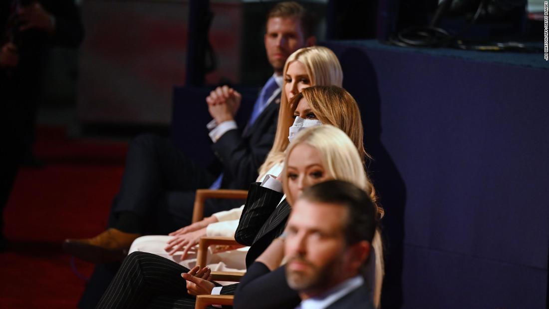 ドナルド・トランプ・ジュニア氏(一番前)とエリック氏(一番奥)はイバンカ氏(前から4人目)と今後の戦略で異なる助言をトランプ大統領にしているという/Jim Watson/AFP/Getty Images