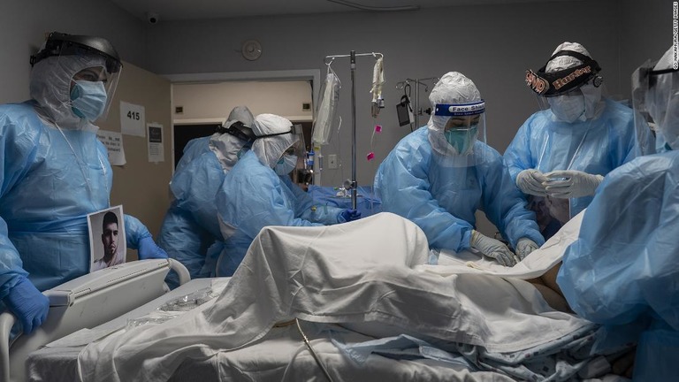 新型コロナの患者に治療を施す医療従事者ら＝１０月３１日、米テキサス州ヒューストン/Go Nakamura/Getty Images