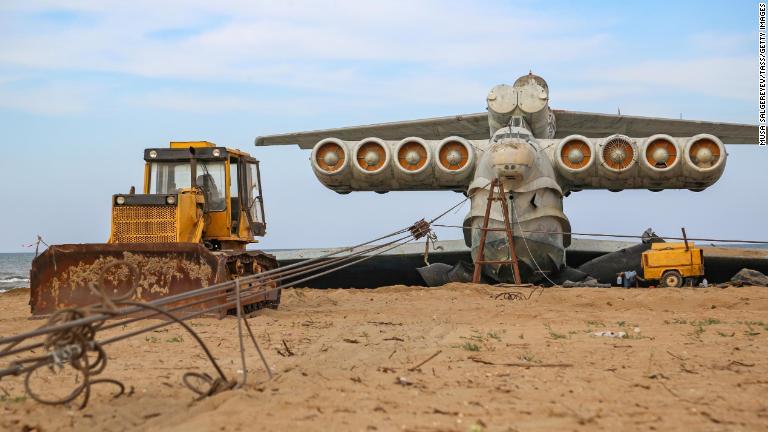 重量は３８０トン。全長は「スーパージャンボ」と呼ばれるエアバスＡ３８０型機よりも長い/Musa Salgereyev/TASS/Getty Images