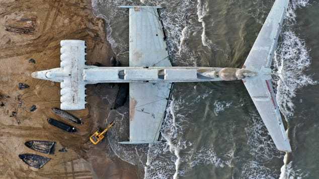 打ち捨てられていた３８０トンの機体を３０年ぶりに移動/Musa Salgereyev/TASS/Getty Images