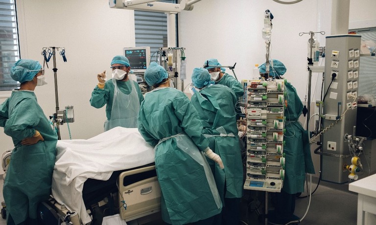 仏マルセイユの病院で、新型コロナ患者の対応に当たる医師ら/Theo Giacometti/Bloomberg/Getty Images