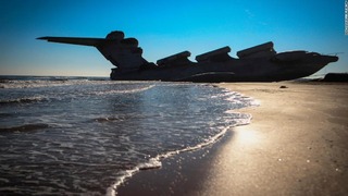 岸に打ち上げられた大海獣さながらの姿でたたずむ地面効果翼機「エクラノプラン」