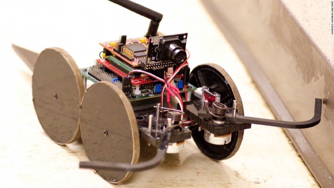 ゴキブリが歩く動作をまねた小型ロボット「ミニウェグ」/Courtesy Kathryn Daltorio