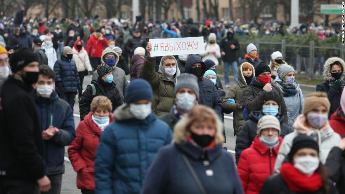 大統領選への抗議デモに参加する市民＝１５日、ミンスク/STRINGER/AFP/AFP via Getty Images