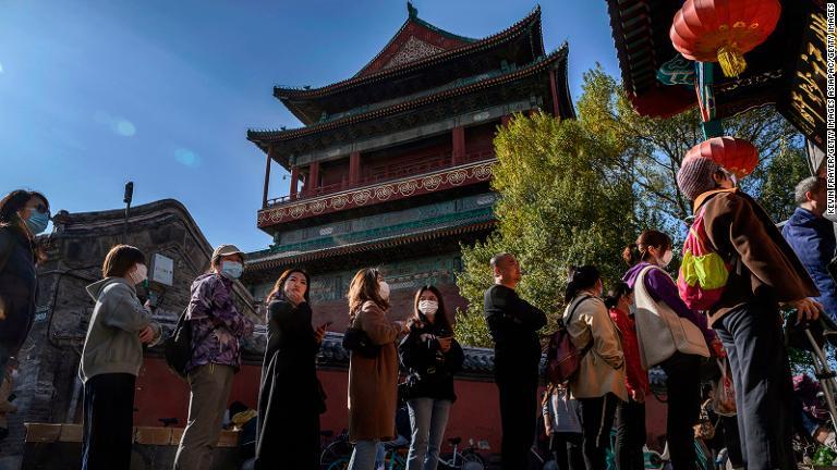 もともと人気店だったが、最近はさらに客の列が長くなった/Kevin Frayer/Getty Images AsiaPac/Getty Images