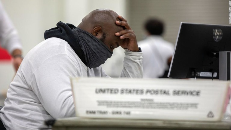 ミシガン州デトロイトの開票所で不在者投票の点検を行う作業員/Elaine Cromie/Getty Images