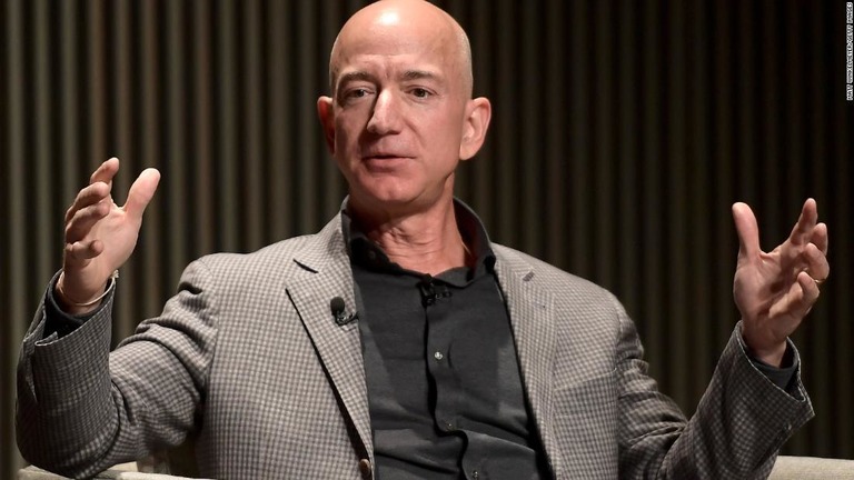 米アマゾンのジェフ・ベゾス最高経営責任者。環境保護に取り組む１６団体に計７億９１００万ドルを寄付する/Matt Winkelmeyer/Getty Images