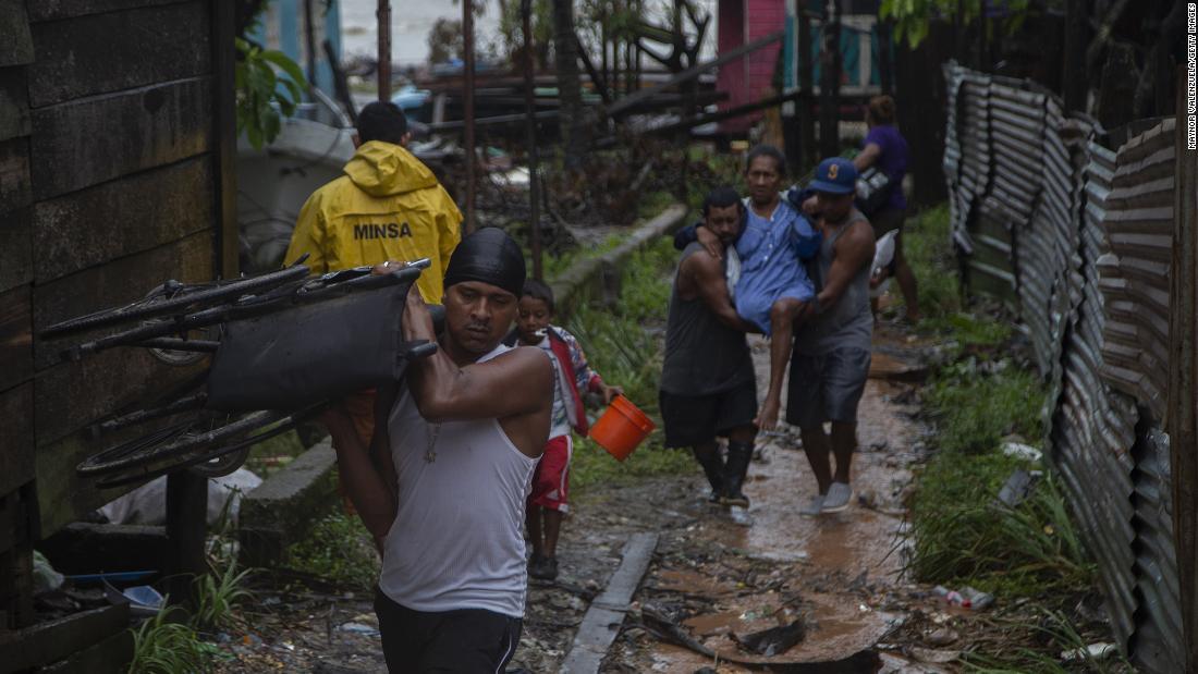 ハリケーン上陸に備えて避難する現地の人々＝１６日、ニカラグア/Maynor Valenzuela/Getty Images