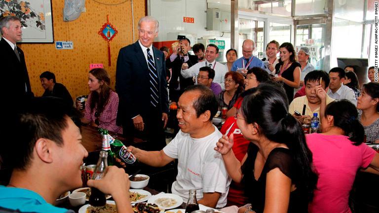 ジョー・バイデン氏が２０１１年８月に店を訪れたときの様子/Pool/Getty Images AsiaPac/Getty Images