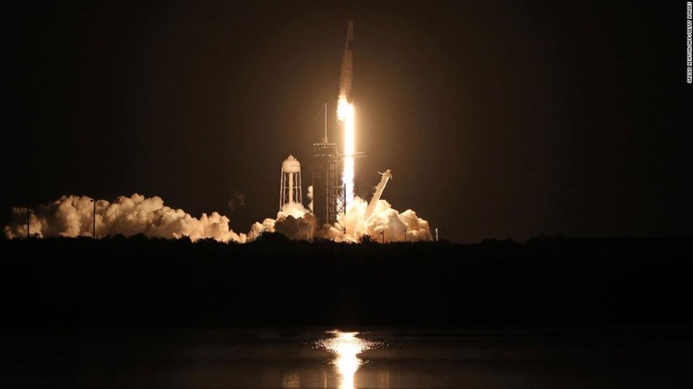 １５日に打ち上げられた宇宙船「クルードラゴン」が国際宇宙ステーション（ＩＳＳ）とのドッキングに成功した/Gregg Newton/AFP/Getty Images