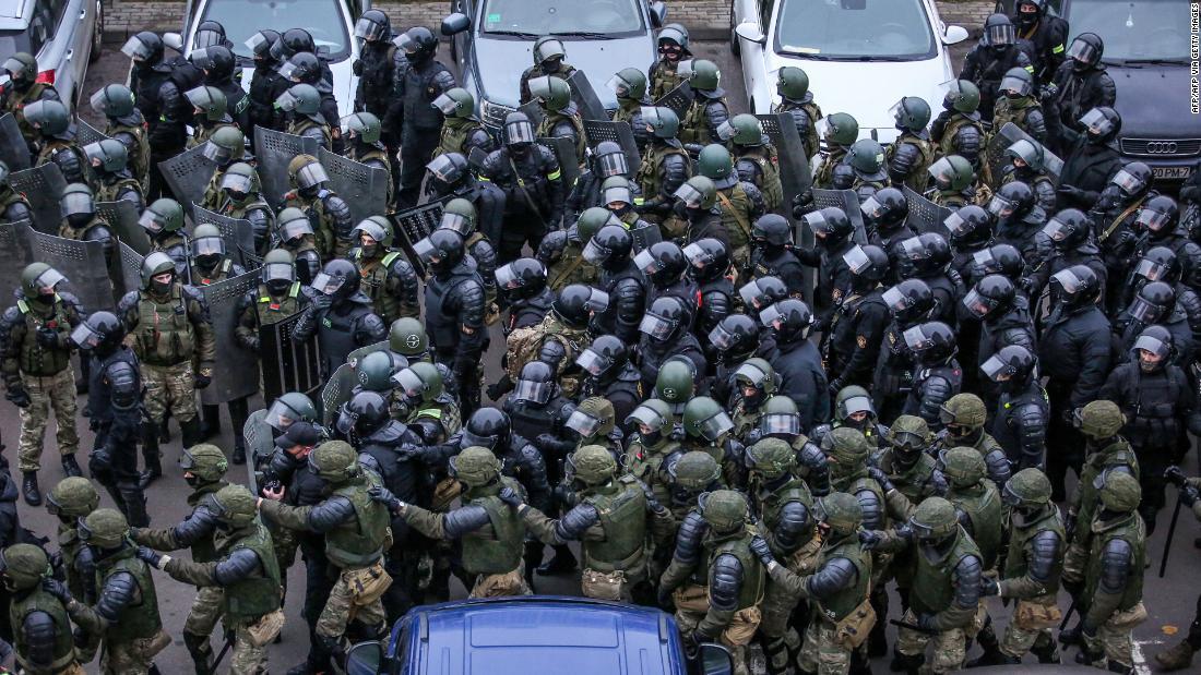 抗議デモの参加者を解散させようと集合する当局の部隊＝１５日、ミンスク/AFP/AFP via Getty Images