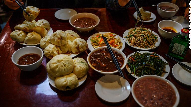 バイデン氏は、名物の「炒肝（チャオガン）」は食べなかったが麺や肉まんなどの中国料理を注文した/Kevin Frayer/Getty Images AsiaPac/Getty Images