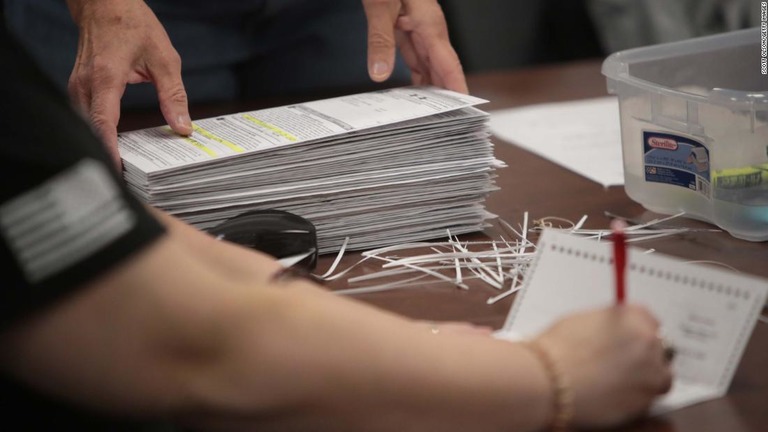 ウィスコンシン州ベロイトでの開票作業の様子＝３日/Scott Olson/Getty Images