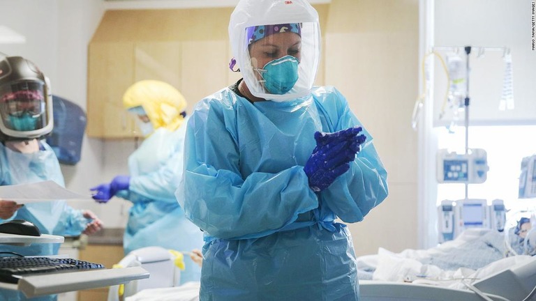 集中治療室で新型コロナの患者の治療を行う医療従事者＝７月２１日、米カリフォルニア州/Mario Tama/Getty Images