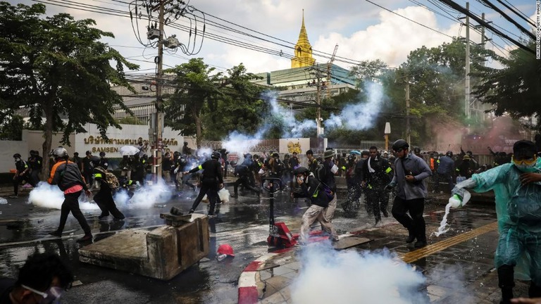 反政府デモが激化するタイの国会で、憲法改正をめぐる案の採決が行われた/Lauren DeCicca/Getty Images