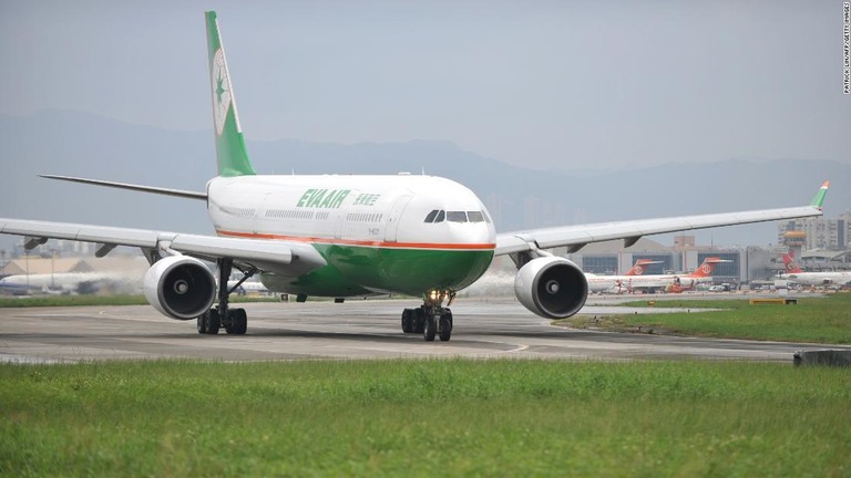 台湾の航空大手エバー航空が独身男女のための特別便を運航する/PATRICK LIN/AFP/Getty Images