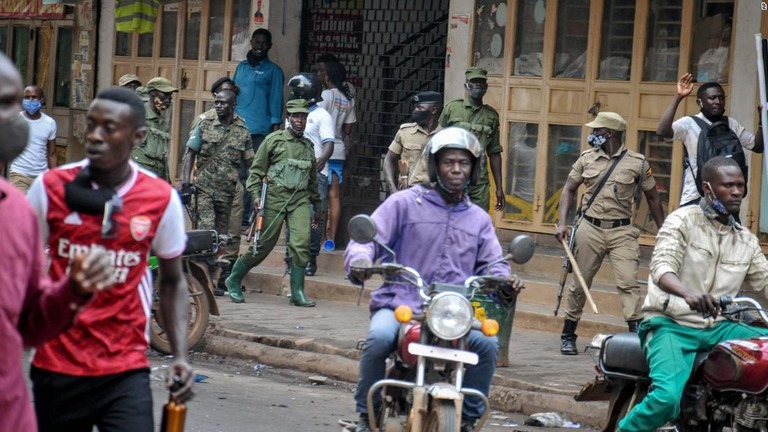 大統領選候補者の逮捕をきっかけに起きたウガンダでの抗議デモで１６人が死亡した/AP