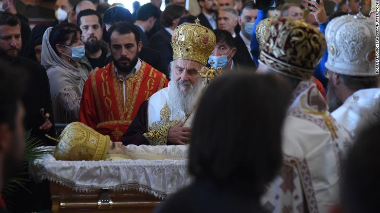 １１月１日、モンテネグロのアンフィロヒエ府主教の葬儀を執り行うイリネイ総主教（中央）/Boris Pejovic/EPA-EFE/ShutterstoCK