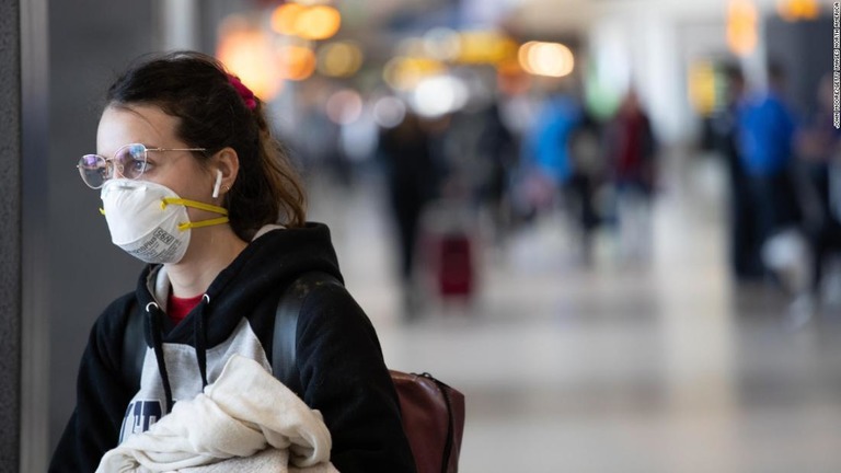 感謝祭の祝日を２６日に控え、全米の空港で保安検査場を通過した旅行者の数が１００万人を超えた/John Moore/Getty Images North America