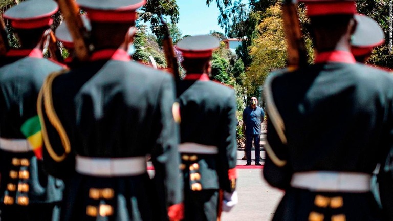 軍楽隊の向こうの間に見えるアビー首相が政府軍を鼓舞＝１７日/EDUARDO SOTERAS/AFP/Getty Images