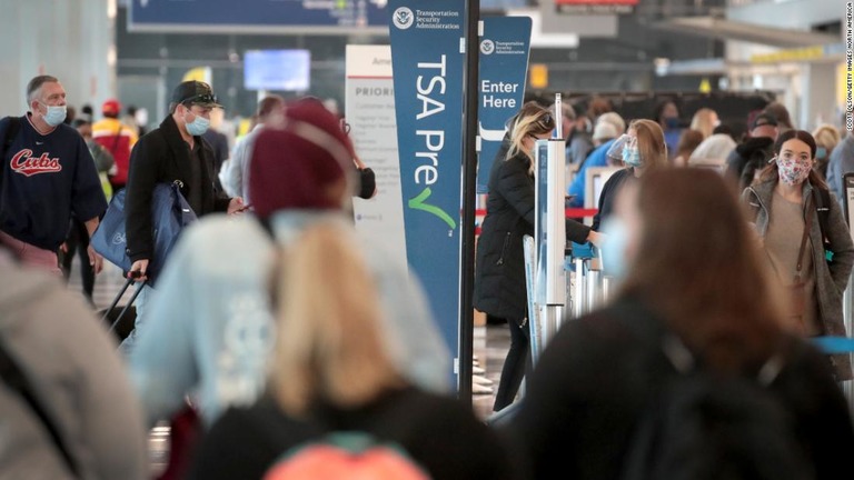 シカゴ・オヘア国際空港を利用する人々＝１０月１９日/Scott Olson/Getty Images North America