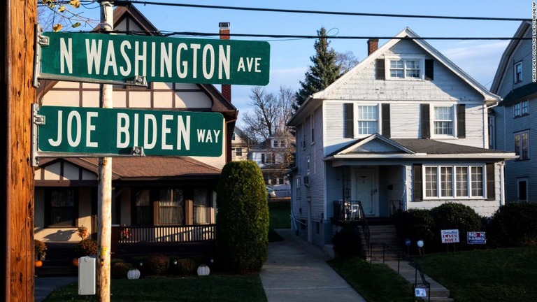 ペンシルベニア州スクラントンにあるバイデン氏の生家の近くに「ジョー・バイデン通り」の標識が登場/Christopher Dolan/The Times-Tribune/AP