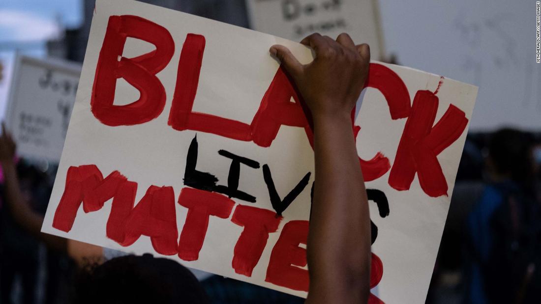 ６月には「Ｂｌａｃｋ　Ｌｉｖｅｓ　Ｍａｔｔｅｒ（黒人の命は大切だ）」が急増/SETH HERALD/AFP//Getty Images