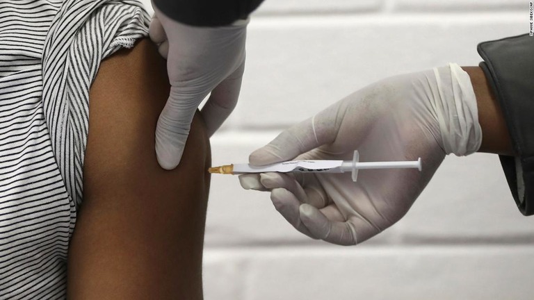 アストラゼネカがオックスフォード大と共同で開発したワクチンを注射される治験参加者＝６月２４日/Siphiwe Sibeko/Pool/AP