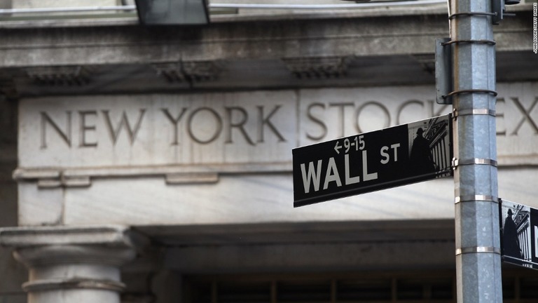 米ニューヨーク市場のダウ平均株価が２４日に史上初めて３万ドルを突破した/John Moore/Getty Images 
