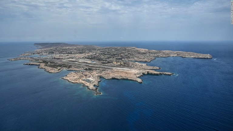 イタリアのランペドゥーサ島。欧州入りを目指す移民や難民が最初に上陸する地の１つだ/Fabrizio Villa/Getty Images