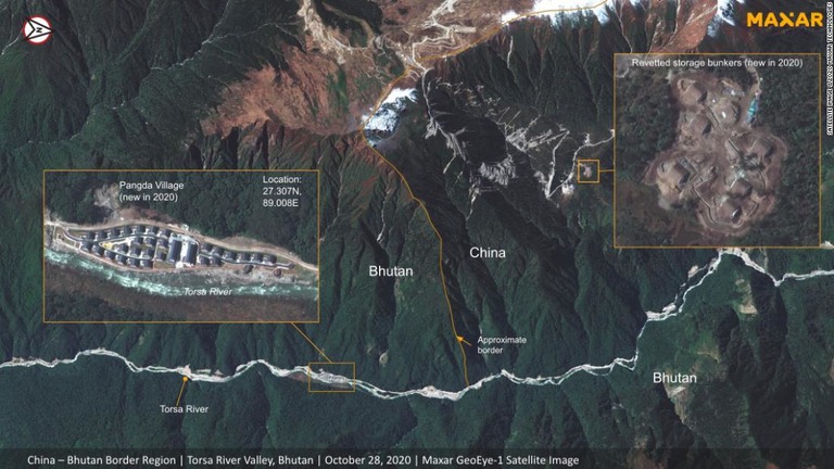衛星写真で新たに建設されたと見られる建物群があることが判明。左下は「パングダ村」、右側に備蓄庫/Satellite image ©2020 Maxar Technologies
