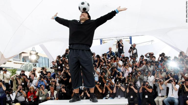 フランスのカンヌ映画祭でボールを頭にのせ、バランスを取るマラドーナ（２００８年）。現地で自らのドキュメンタリー映画がプレミア上映された/Eric Gaillard/Reuters