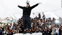 フランスのカンヌ映画祭でボールを頭にのせ、バランスを取るマラドーナ（２００８年）。現地で自らのドキュメンタリー映画がプレミア上映された