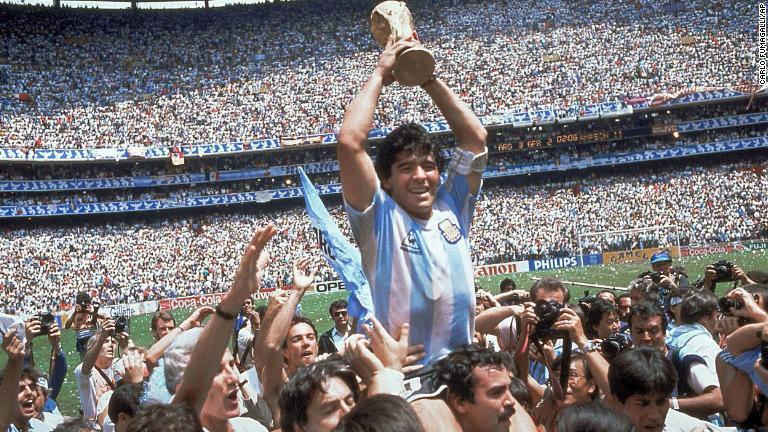 １９８６年のＷ杯でアルゼンチンを優勝に導き、トロフィーを掲げるマラドーナ/Carlo Fumagalli/AP